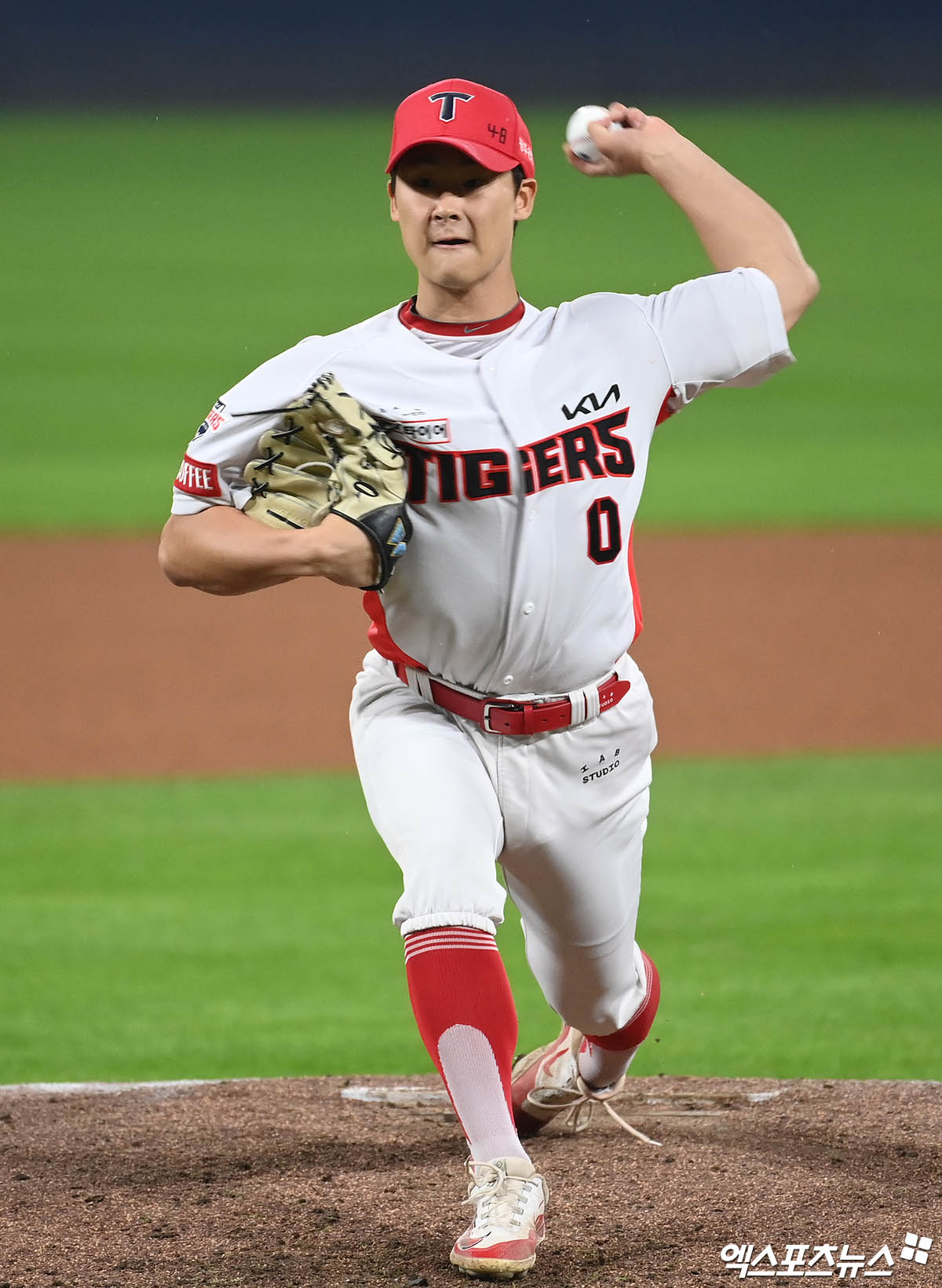 28일 오후 광주기아챔피언스필드에서 열린 '2024 신한 SOL Bank KBO 한국시리즈' 삼성 라이온즈와 KIA 타이거즈의 5차전 경기, 6회초 KIA 곽도규가 역투하고 있다. 엑스포츠뉴스 DB