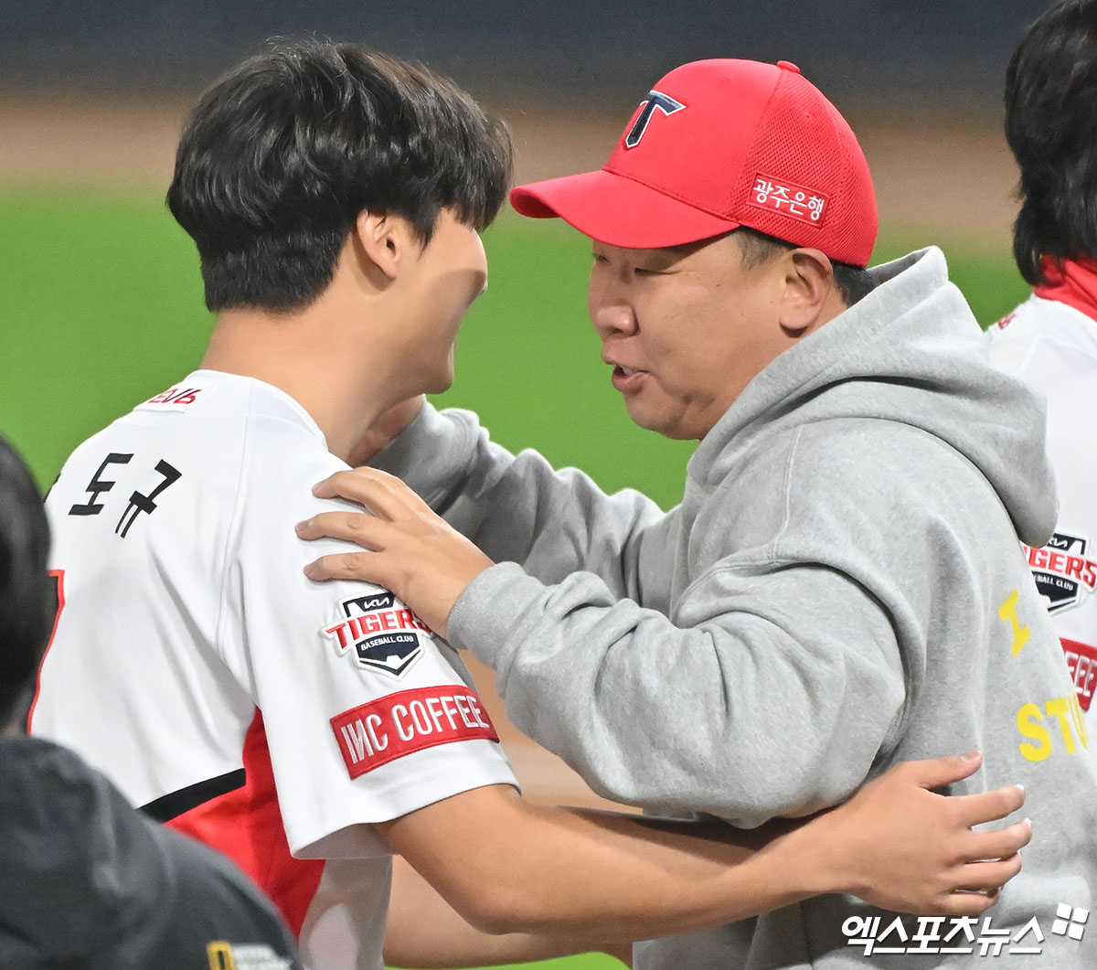 28일 오후 광주기아챔피언스필드에서 열린 '2024 신한 SOL Bank KBO 한국시리즈' 삼성 라이온즈와 KIA 타이거즈의 5차전 경기, KIA가 삼성에 7:5로 승리하며 7년 만에 통합 우승을 차지했다.  통합우승을 차지한 KIA 곽도규와 이범호 감독이 기뻐하고 있다. 엑스포츠뉴스 DB