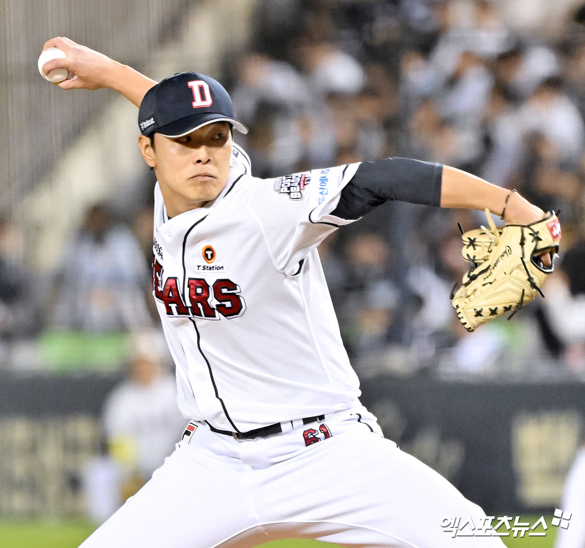 2일 오후 서울 송파구 잠실야구장에서 열린 '2024 신한 SOL Bank KBO 포스트시즌' KT 위즈와 두산 베어스의 와일드카드 결정전 1차전 경기, 8회초 1사 두산 최원준이 공을 힘차게 던지고 있다. 엑스포츠뉴스 DB