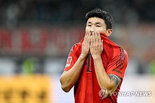 김민재는 얼마나 더 잘해야 하는 걸까. 팀의 4-0 무실점 대승을 이끌어도 김민재에 대한 혹평은 여전했다. 평소 김민재의 활약을 유독 깎아내렸던 독일의 축구전문지 '키커'는 또다시 김민재에게 최저 평점을 줬다. 심지어 한 매체는 이번 시즌 김민재에게 완전히 밀려나 벤치 자원으로 전락한 에릭 다이어가 김민재보다 낫다고 평가하기도 했다. 사진 연합뉴스