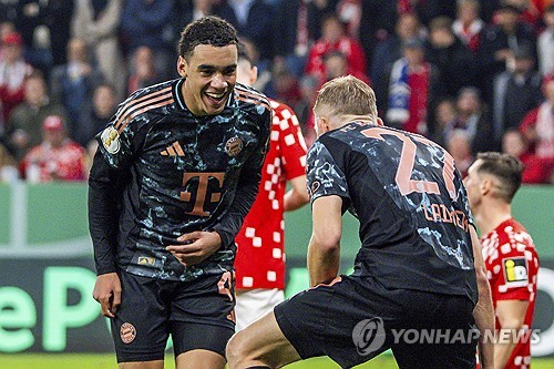 김민재는 얼마나 더 잘해야 하는 걸까. 팀의 4-0 무실점 대승을 이끌어도 김민재에 대한 혹평은 여전했다. 평소 김민재의 활약을 유독 깎아내렸던 독일의 축구전문지 '키커'는 또다시 김민재에게 최저 평점을 줬다. 심지어 한 매체는 이번 시즌 김민재에게 완전히 밀려나 벤치 자원으로 전락한 에릭 다이어가 김민재보다 낫다고 평가하기도 했다. 사진 연합뉴스