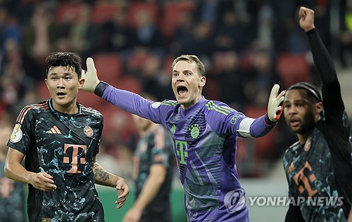 김민재는 얼마나 더 잘해야 하는 걸까. 팀의 4-0 무실점 대승을 이끌어도 김민재에 대한 혹평은 여전했다. 평소 김민재의 활약을 유독 깎아내렸던 독일의 축구전문지 '키커'는 또다시 김민재에게 최저 평점을 줬다. 심지어 한 매체는 이번 시즌 김민재에게 완전히 밀려나 벤치 자원으로 전락한 에릭 다이어가 김민재보다 낫다고 평가하기도 했다. 사진 연합뉴스