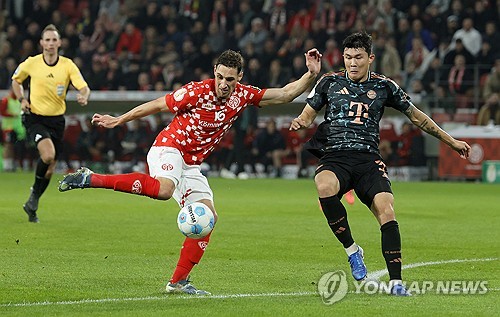 김민재는 얼마나 더 잘해야 하는 걸까. 팀의 4-0 무실점 대승을 이끌어도 김민재에 대한 혹평은 여전했다. 평소 김민재의 활약을 유독 깎아내렸던 독일의 축구전문지 '키커'는 또다시 김민재에게 최저 평점을 줬다. 심지어 한 매체는 이번 시즌 김민재에게 완전히 밀려나 벤치 자원으로 전락한 에릭 다이어가 김민재보다 낫다고 평가하기도 했다. 사진 연합뉴스