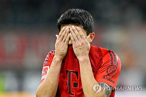 김민재는 얼마나 더 잘해야 하는 걸까. 팀의 4-0 무실점 대승을 이끌어도 김민재에 대한 혹평은 여전했다. 평소 김민재의 활약을 유독 깎아내렸던 독일의 축구전문지 '키커'는 또다시 김민재에게 최저 평점을 줬다. 심지어 한 매체는 이번 시즌 김민재에게 완전히 밀려나 벤치 자원으로 전락한 에릭 다이어가 김민재보다 낫다고 평가하기도 했다. 사진 연합뉴스