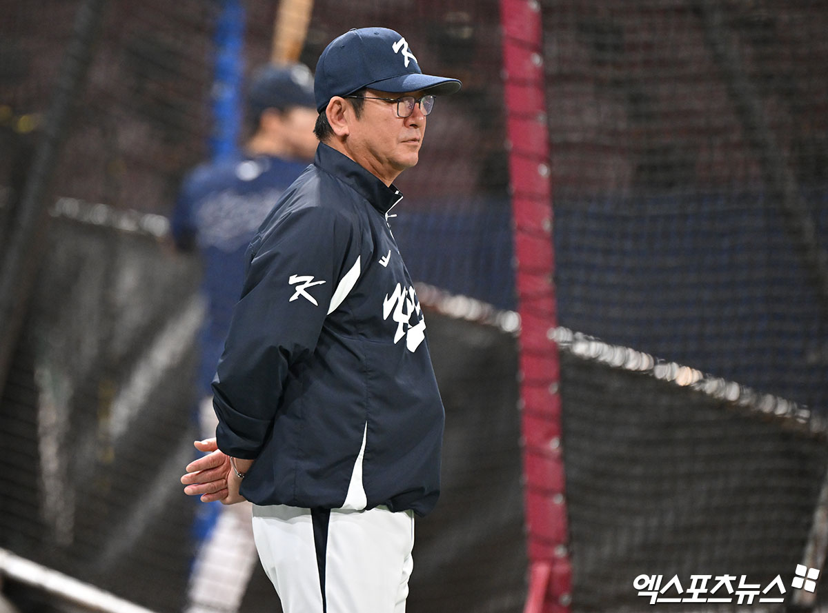 일 오후 서울 고척스카이돔에서 열라는 2024 WBSC(세계야구소프트볼연맹) 프리미어12 대한민국 야구 대표팀과 쿠바 야구 대표팀의 평가전 경기, 류중일 감독이 선수들의 훈련을 지켜보고 있다. 고척, 김한준 기자