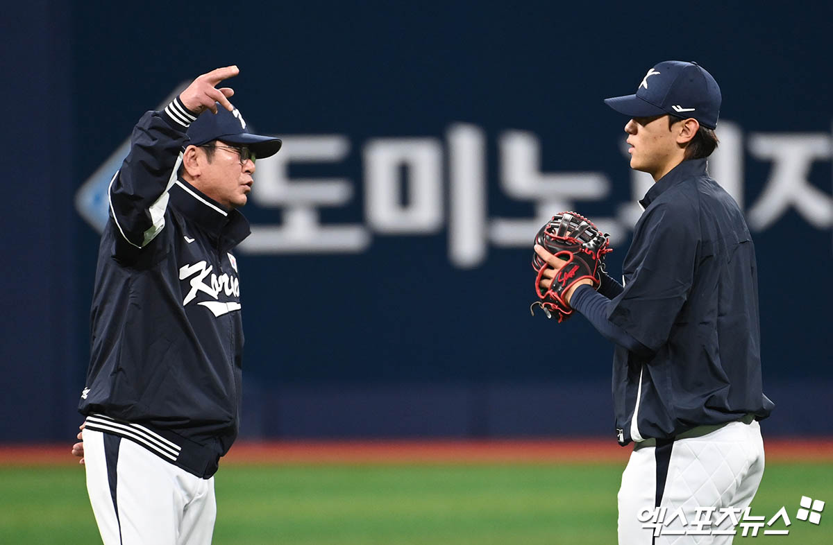 1일 오후 서울 고척스카이돔에서 열린 2024 WBSC(세계야구소프트볼연맹) 프리미어12 대한민국 야구 대표팀과 쿠바 야구 대표팀의 평가전 경기에 앞서 류중일 감독이 김도영과 이야기를 나누고 있다. 고척, 박지영 기자