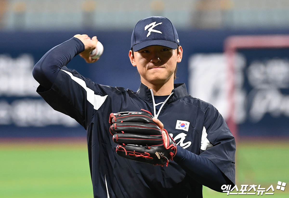 1일 오후 서울 고척스카이돔에서 열린 2024 WBSC(세계야구소프트볼연맹) 프리미어12 대한민국 야구 대표팀과 쿠바 야구 대표팀의 평가전 경기에 앞서 김도영이 몸을 풀고 있다. 고척, 박지영 기자