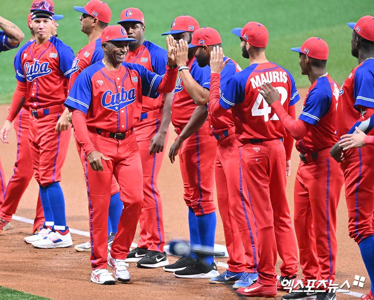 1일 오후 서울 고척스카이돔에서 열린 2024 WBSC(세계야구소프트볼연맹) 프리미어12 대한민국 야구 대표팀과 쿠바 야구 대표팀의 평가전 경기, 쿠바 아르만도 욘슨 감독이 입장하고 있다. 고척, 김한준 기자