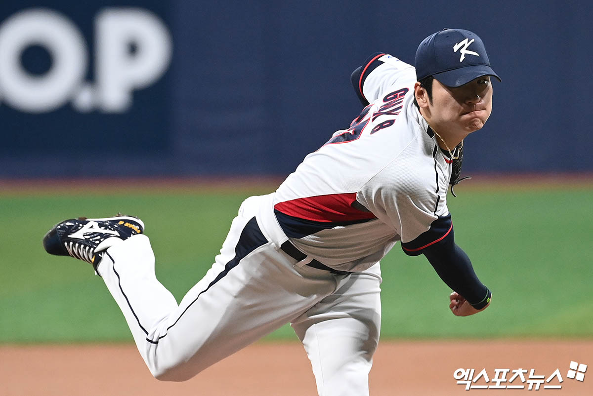 1일 오후 서울 고척스카이돔에서 열린 2024 WBSC(세계야구소프트볼연맹) 프리미어12 대한민국 야구 대표팀과 쿠바 야구 대표팀의 평가전 경기, 1회초 대한민국 선발투수 곽빈이 역투하고 있다. 고척, 박지영 기자