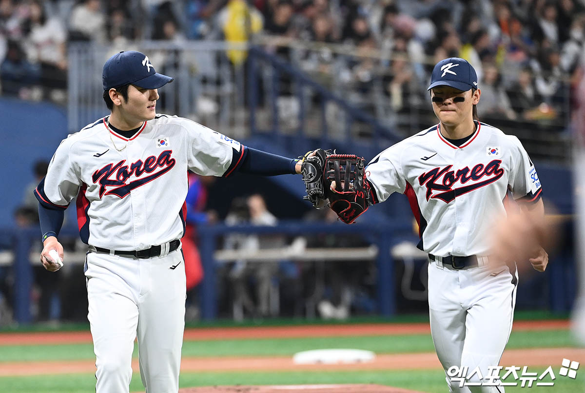 1일 오후 서울 고척스카이돔에서 열린 2024 WBSC(세계야구소프트볼연맹) 프리미어12 대한민국 야구 대표팀과 쿠바 야구 대표팀의 평가전 경기, 1회초 종료 후 한국 선발투수 곽빈이 더그아웃으로 향하며 김도영과 글러브를 맞대고 있다. 고척, 박지영 기자