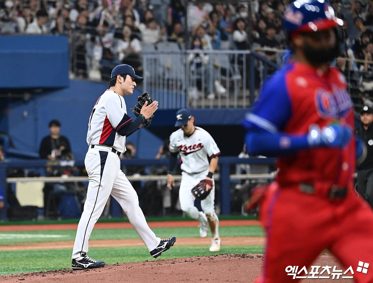 1일 오후 서울 고척스카이돔에서 열린 2024 WBSC(세계야구소프트볼연맹) 프리미어12 대한민국 야구 대표팀과 쿠바 야구 대표팀의 평가전 경기, 2회초 1사 1,2루 한국 선발투수 곽빈이 쿠바 로베르토 발도킨을 병살타로 돌려세우며 이닝을 종료시킨 뒤 동료들에게 박수를 보내고 있다. 고척, 박지영 기자