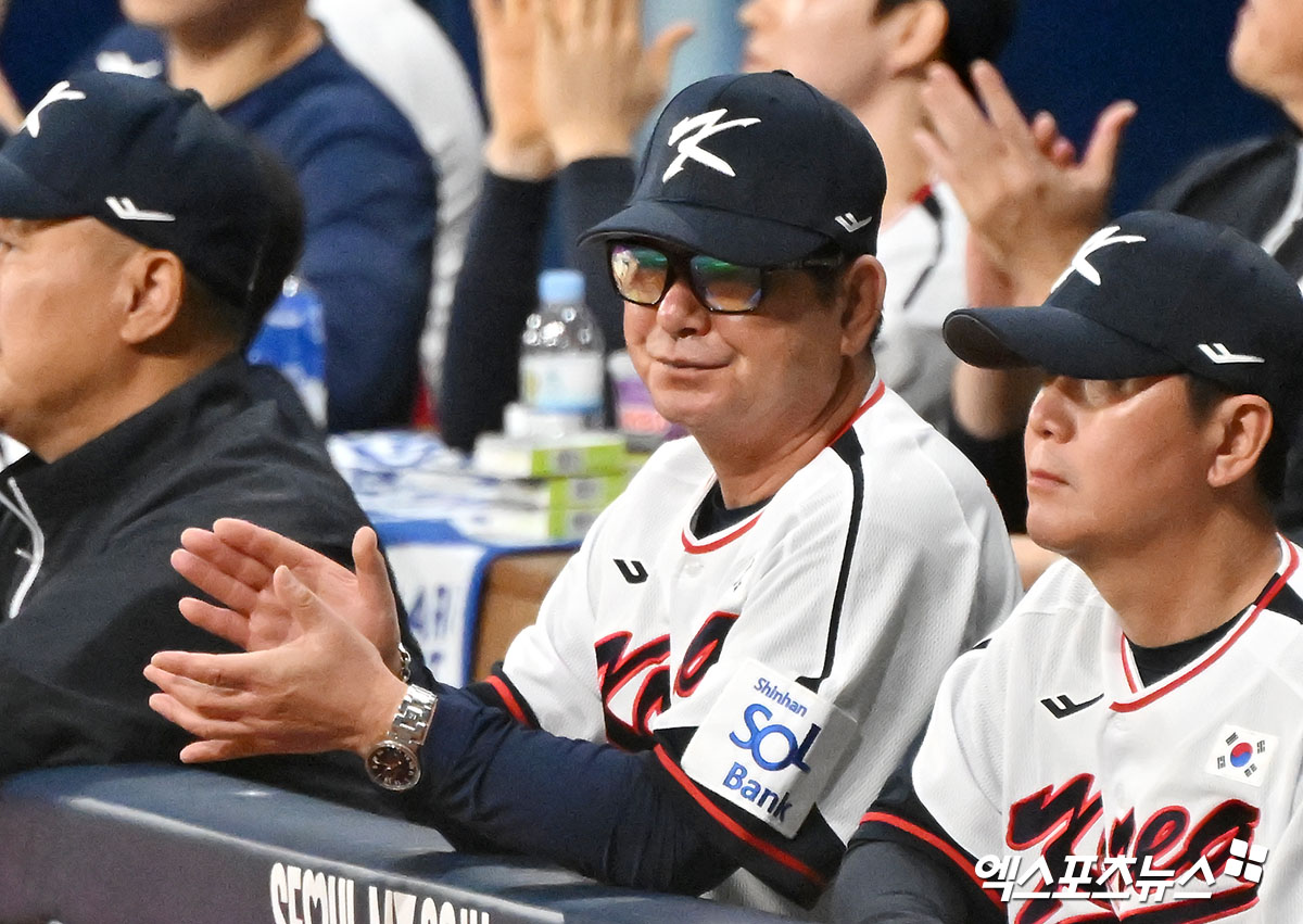 류중일 감독이 이끄는 '2024 세계야구소프트볼연맹(WBSC) 프리미어12' 한국 대표팀은 1일 고척스카이돔에서 열린 '2024 K-BASEBALL SERIES with TVING(K-베이스볼 시리즈 위드 티빙)' 쿠바 대표팀과 평가전에서 2-0으로 승리했다. 한국은 11일 개최국 대만과 첫 경기를 치른 뒤 12일 쿠바, 13일 일본과 격돌한다. 초반 3경기를 잘 치러야 같은 조 6개국 중 1~2위를 차지해 일본에서 열리는 슈퍼라운드에 진출할 수 있다. 고척, 김한준 박지영 기자