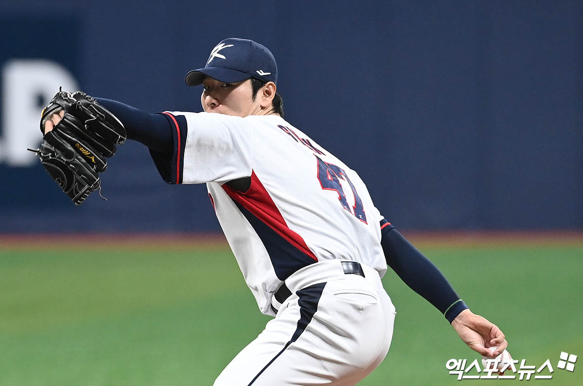 1일 오후 서울 고척스카이돔에서 열린 2024 WBSC(세계야구소프트볼연맹) 프리미어12 대한민국 야구 대표팀과 쿠바 야구 대표팀의 평가전 경기, 1회초 대한민국 선발투수 곽빈이 역투하고 있다. 고척, 박지영 기자