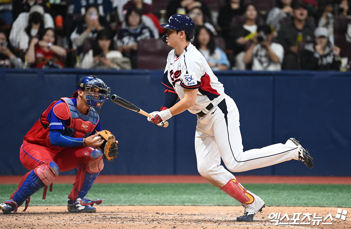 류중일 감독이 이끄는 '2024 세계야구소프트볼연맹(WBSC) 프리미어12' 한국 대표팀은 1일 고척스카이돔에서 열린 '2024 K-BASEBALL SERIES with TVING(K-베이스볼 시리즈 위드 티빙)' 쿠바 대표팀과 평가전에서 2-0으로 승리했다. 이날 경기는 대표팀 소집 후 완전체로 나서는 첫날이자 동시에 첫 실전이었다. 평가전이지만, 기분 좋은 출발을 알렸다. 대표팀은 하루 뒤(2일) 쿠바 대표팀, 6일 상무(국군체육부대)와 평가전을 앞두고 있다. 고척, 김한준 박지영 기자