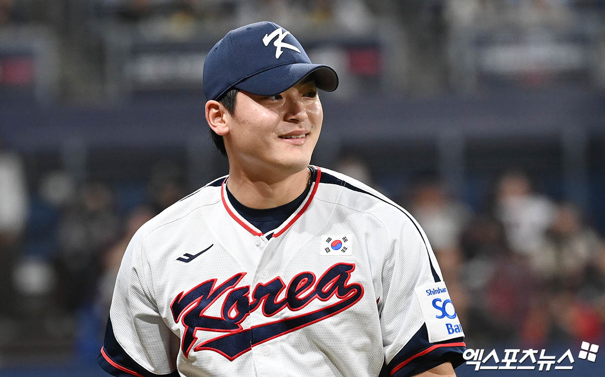 1일 오후 서울 고척스카이돔에서 열린 2024 WBSC(세계야구소프트볼연맹) 프리미어12 대한민국 야구 대표팀과 쿠바 야구 대표팀의 평가전 경기, 8회초 종료 후 한국 조병현이 더그아웃으로 향하며 동료들을 향해 미소짓고 있다. 고척, 박지영 기자