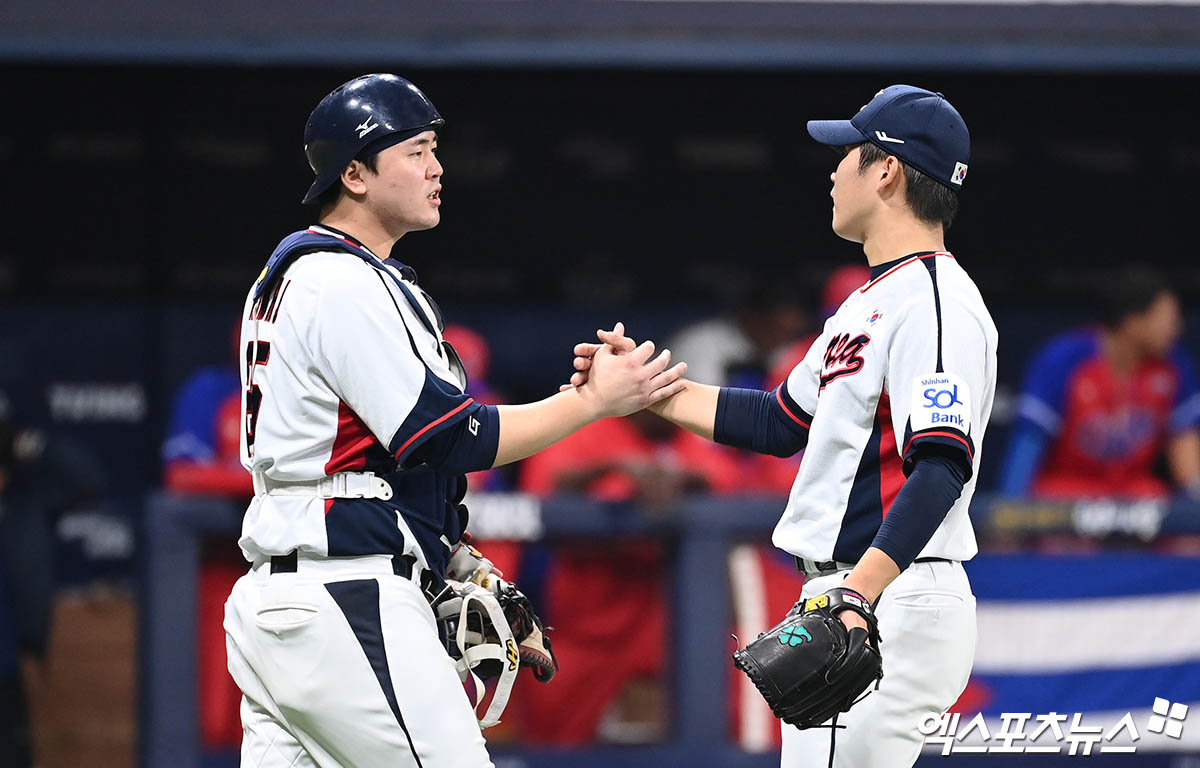 류중일 감독이 이끄는 '2024 세계야구소프트볼연맹(WBSC) 프리미어12' 한국 대표팀은 1일 고척스카이돔에서 열린 '2024 K-BASEBALL SERIES with TVING(K-베이스볼 시리즈 위드 티빙)' 쿠바 대표팀과 평가전에서 2-0으로 승리했다. 이날 경기는 대표팀 소집 후 완전체로 나서는 첫날이자 동시에 첫 실전이었다. 경기 종료 후 김형준 박영현 배터리가 승리의 기쁨을 나누고 있다. 고척, 박지영 기자