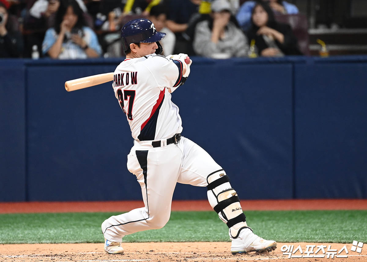 류중일 감독이 이끄는 '2024 세계야구소프트볼연맹(WBSC) 프리미어12' 한국 대표팀은 1일 고척스카이돔에서 열린 '2024 K-BASEBALL SERIES with TVING(K-베이스볼 시리즈 위드 티빙)' 쿠바 대표팀과 평가전에서 2-0으로 승리했다. 3회말 2사에서 한국 대표팀 최고참 박동원이 안타를 때려내고 있다. 고척, 박지영 기자