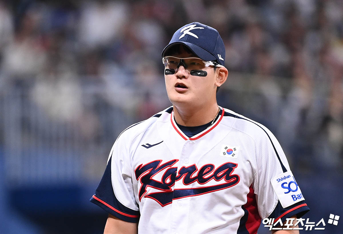 1일 오후 서울 고척스카이돔에서 열린 2024 WBSC(세계야구소프트볼연맹) 프리미어12 대한민국 야구 대표팀과 쿠바 야구 대표팀의 평가전 경기, 6회초 한국 김서현이 삼자범퇴로 이닝을 마친 뒤 더그아웃으로 향하고 있다. 고척, 박지영 기자