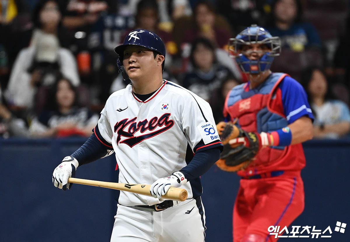 1일 오후 서울 고척스카이돔에서 열린 2024 WBSC(세계야구소프트볼연맹) 프리미어12 대한민국 야구 대표팀과 쿠바 야구 대표팀의 평가전 경기, 1회말 2사 2루 한국 문보경이 헛스윙 삼진 아웃으로 물러나고 있다. 엑스포츠뉴스DB