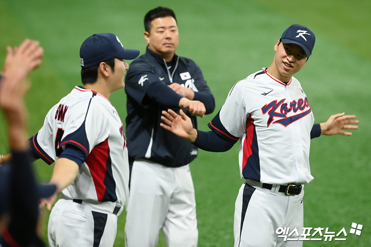 24일 오후 서울 구로구 고척스카이돔에서 2024 세계야구소프트볼협회(WBSC) 프리미어12에 출전하는 한국 야구대표팀의 첫 소집 및 훈련이 진행됐다. 야구대표팀 최승용, 조병현이 훈련을 하고 있다. 엑스포츠뉴스DB