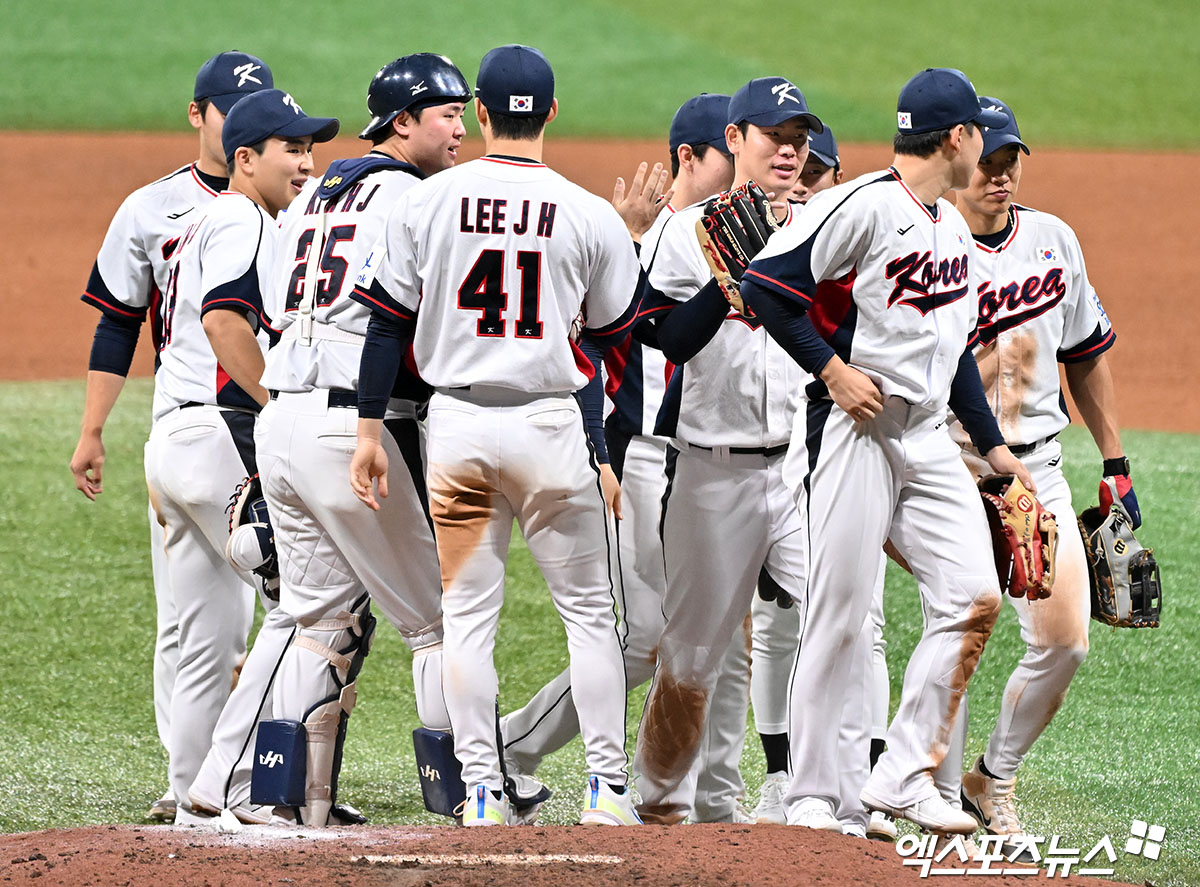 1일 오후 서울 고척스카이돔에서 열린 2024 WBSC(세계야구소프트볼연맹) 프리미어12 대한민국 야구 대표팀과 쿠바 야구 대표팀의 평가전 경기, 대한민국이 선발 투수 곽빈을 포함한 8명의 투수들의 무실점 완벽투에 힘입어 쿠바 상대로 2:0의 스코어로 승리했다. 이날 경기에서 승리한 대한민국 선수들이 기뻐하고 있다. 엑스포츠뉴스DB