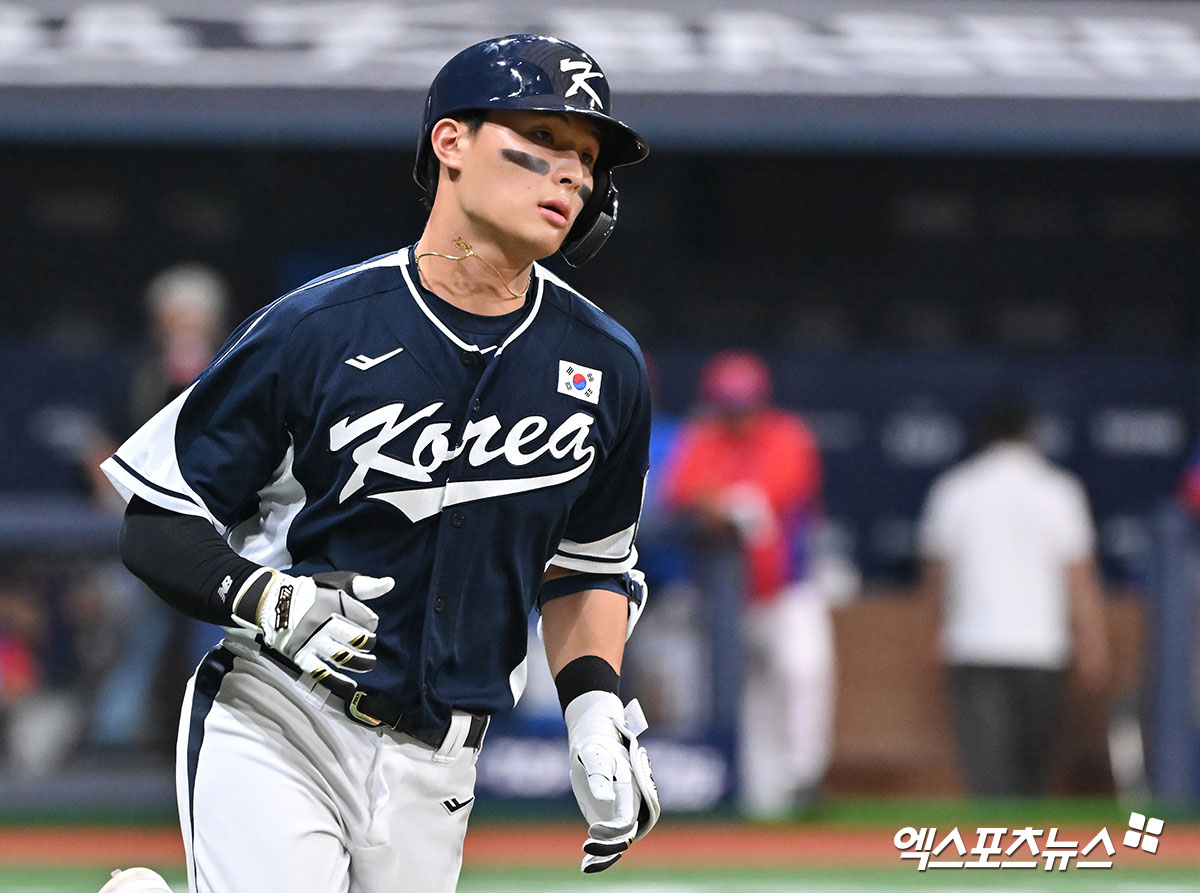 대표팀 외야수 윤동희는 2일 고척스카이돔에서 열린 '2024 K-BASEBALL SERIES with TVING' 쿠바 대표팀과 평가전에서 5번타자 우익수로 선발 출전했다. 2회초 첫 타석부터 시원한 홈런포를 때려내 눈길을 끌었다. 고척, 김한준 기자