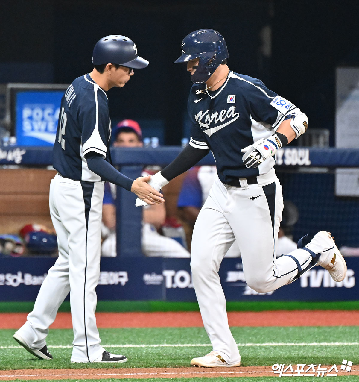 대표팀 외야수 윤동희(오른쪽)는 2일 고척스카이돔에서 열린 '2024 K-BASEBALL SERIES with TVING' 쿠바 대표팀과 평가전에서 5번타자 우익수로 선발 출전했다. 2회초 첫 타석부터 시원한 홈런포를 때려내 눈길을 끌었다. 고척, 김한준 기자