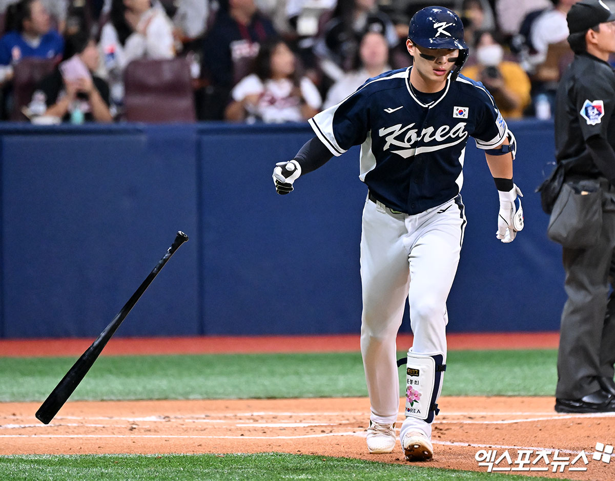 대표팀 외야수 윤동희는 2일 고척스카이돔에서 열린 '2024 K-BASEBALL SERIES with TVING' 쿠바 대표팀과 평가전에서 5번타자 우익수로 선발 출전했다. 2회초 첫 타석부터 시원한 홈런포를 때려내 눈길을 끌었다. 고척, 김한준 기자