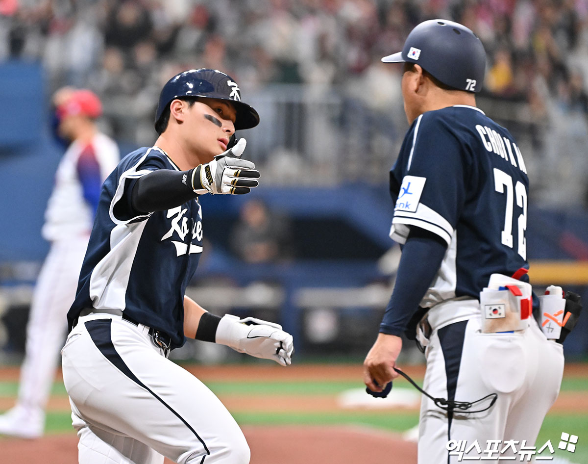 대표팀 외야수 윤동희(왼쪽)는 2일 고척스카이돔에서 열린 '2024 K-BASEBALL SERIES with TVING' 쿠바 대표팀과 평가전에서 5번타자 우익수로 선발 출전했다. 2회초 첫 타석부터 시원한 홈런포를 때려내 눈길을 끌었다. 고척, 김한준 기자