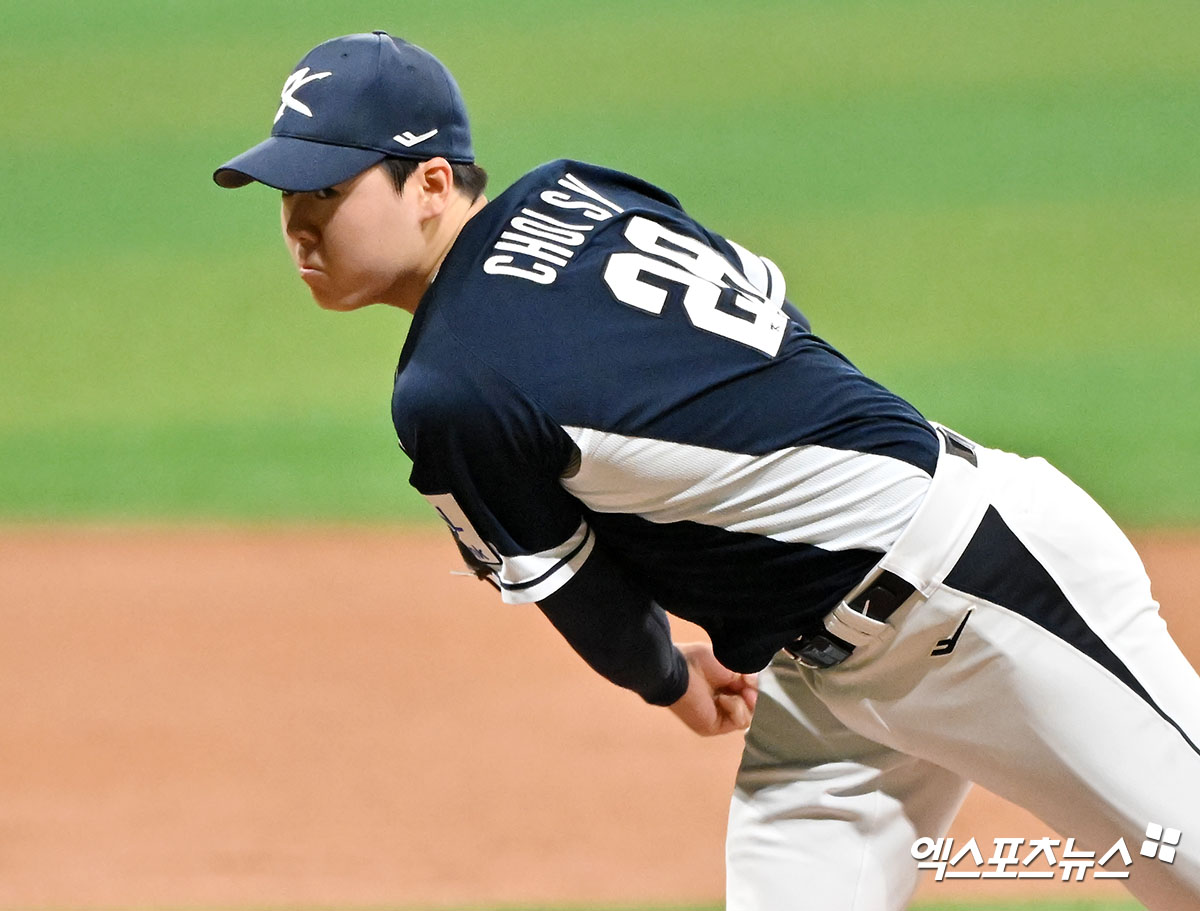 2일 오후 서울 고척스카이돔에서 열린 2024 WBSC(세계야구소프트볼연맹) 프리미어12 대한민국 야구 대표팀과 쿠바 야구 대표팀의 평가전 경기, 1회말 대한민국 선발투수 최승용이 공을 힘차게 던지고 있다. 고척, 김한준 기자