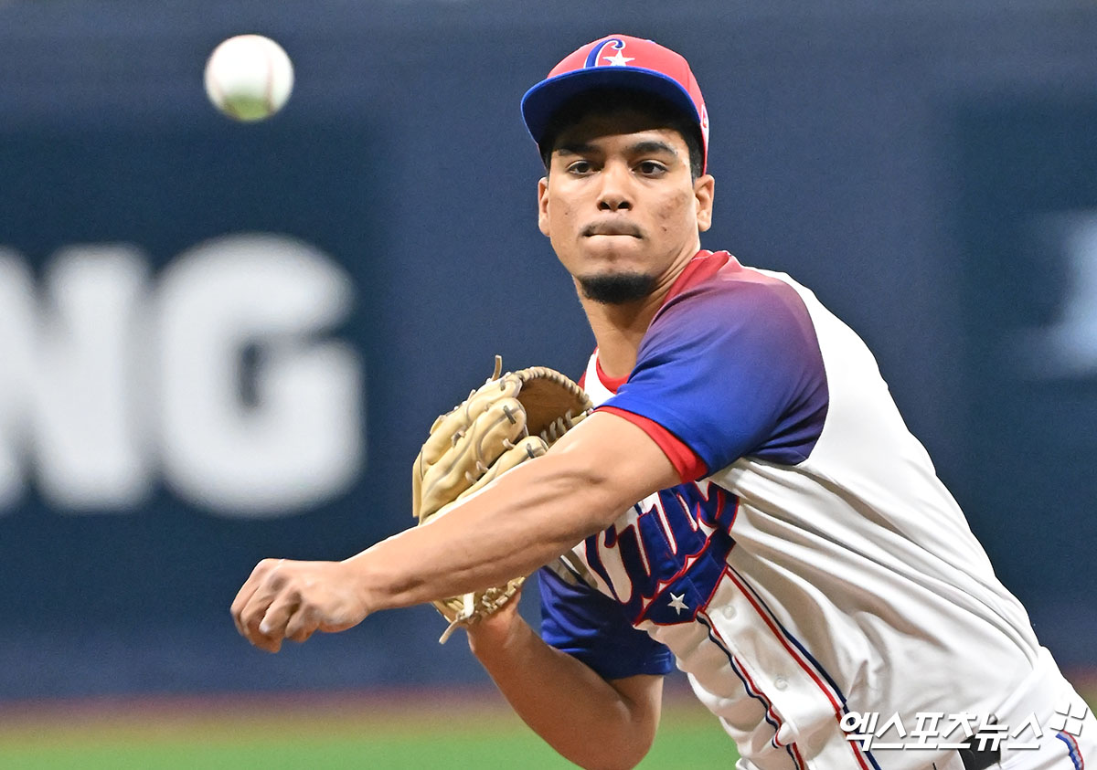 2일 오후 서울 고척스카이돔에서 열린 2024 WBSC(세계야구소프트볼연맹) 프리미어12 대한민국 야구 대표팀과 쿠바 야구 대표팀의 평가전 경기, 쿠바 시르두이가 공을 힘차게 던지고 있다. 고척, 김한준 기자