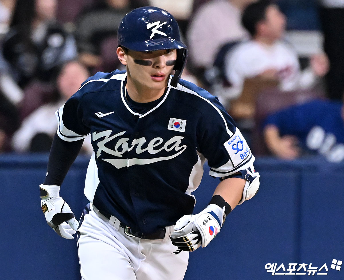 일 오후 서울 고척스카이돔에서 열린 2024 WBSC(세계야구소프트볼연맹) 프리미어12 대한민국 야구 대표팀과 쿠바 야구 대표팀의 평가전 경기, 2회초 대한민국 윤동희가 솔로 홈런을 날리고 있다. 고척, 김한준 기자