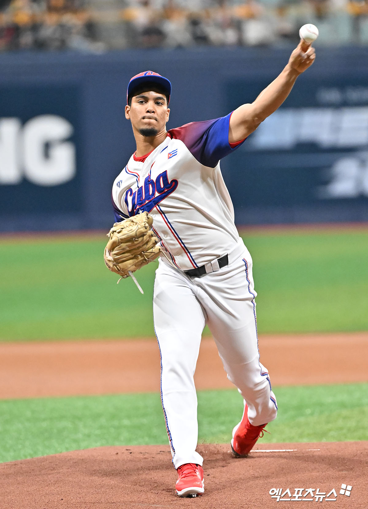 2일 오후 서울 고척스카이돔에서 열린 2024 WBSC(세계야구소프트볼연맹) 프리미어12 대한민국 야구 대표팀과 쿠바 야구 대표팀의 평가전 경기, 쿠바 시르두이가 공을 힘차게 던지고 있다. 고척, 김한준 기자