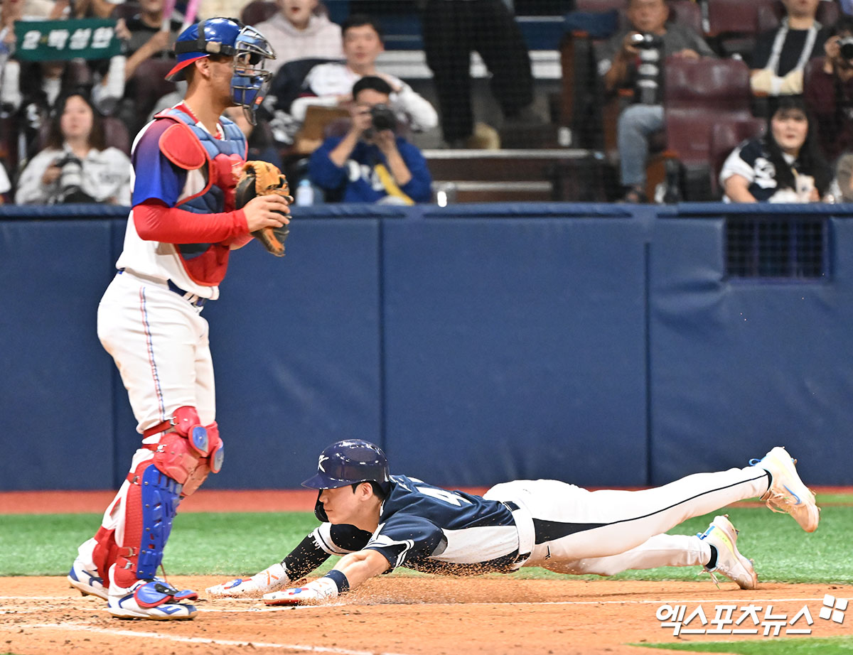 2일 오후 서울 고척스카이돔에서 열린 2024 WBSC(세계야구소프트볼연맹) 프리미어12 대한민국 야구 대표팀과 쿠바 야구 대표팀의 평가전 경기, 4회초 무사 1루 대한민국 이주형이 박성한의 1타점 2루타때 득점에 성공하고 있다. 고척, 김한준 기자