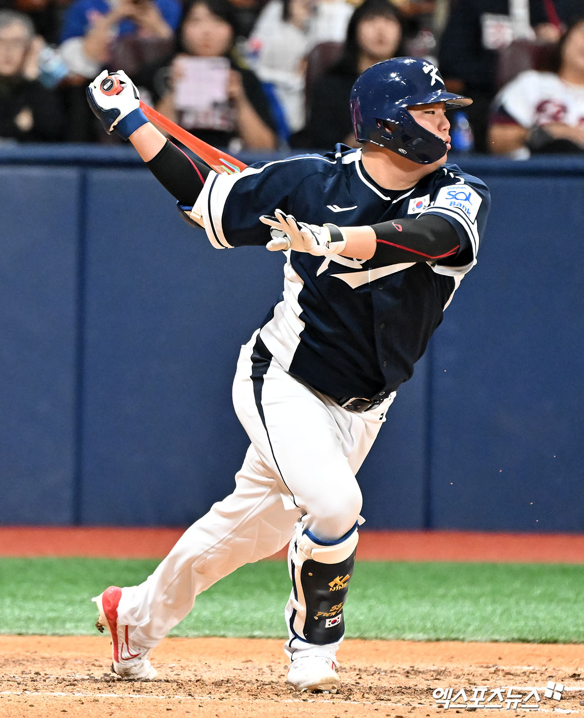 2일 오후 서울 고척스카이돔에서 열린 2024 WBSC(세계야구소프트볼연맹) 프리미어12 대한민국 야구 대표팀과 쿠바 야구 대표팀의 평가전 경기, 7회초 1사 1,3루 대한민국 한준수가 3루 주자를 홈으로 불러들이는 타격을 하고 있다. 고척, 김한준 기자