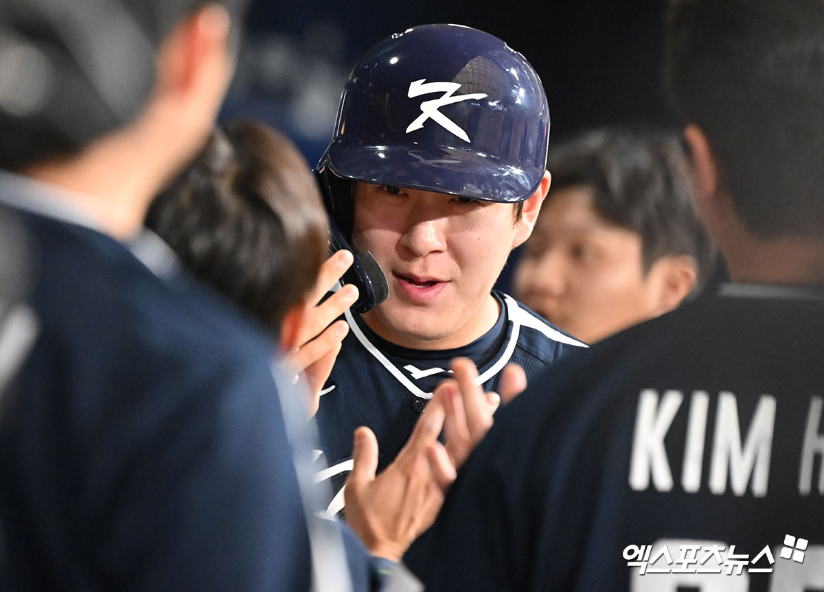 2일 오후 서울 고척스카이돔에서 열린 2024 WBSC(세계야구소프트볼연맹) 프리미어12 대한민국 야구 대표팀과 쿠바 야구 대표팀의 평가전 경기, 7회초 1사 1,3루 대한민국 나승엽이 황준수의 내야땅볼때 득점에 성공한 후 더그아웃에서 하이파이브를 하고 있다. 고척, 김한준 기자