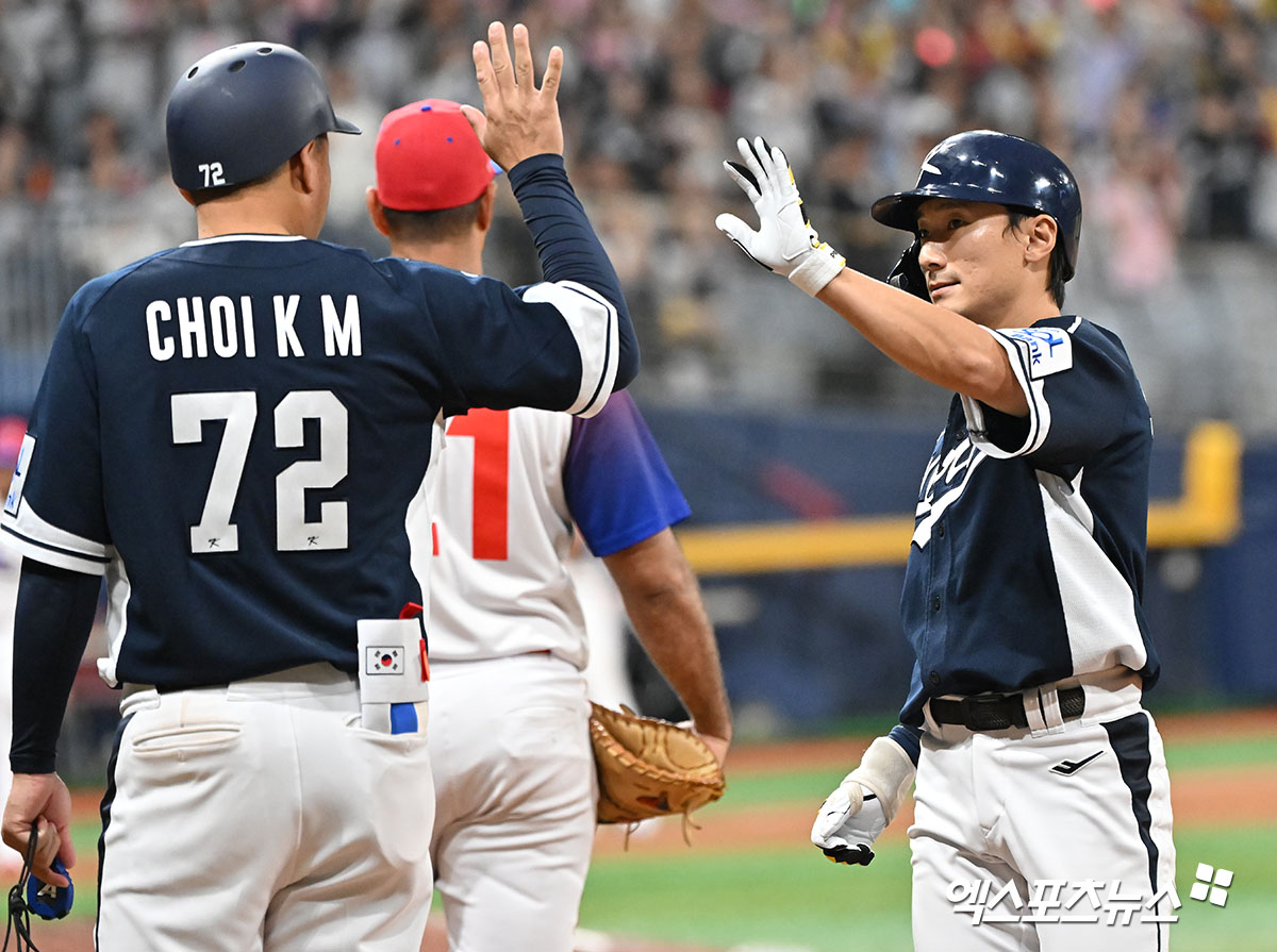 2일 오후 서울 고척스카이돔에서 열린 2024 WBSC(세계야구소프트볼연맹) 프리미어12 대한민국 야구 대표팀과 쿠바 야구 대표팀의 평가전 경기, 8회초 1사 만루 대한민국 신민재가 2타점 적시타를 날린 후 기뻐하고 있다. 고척, 김한준 기자