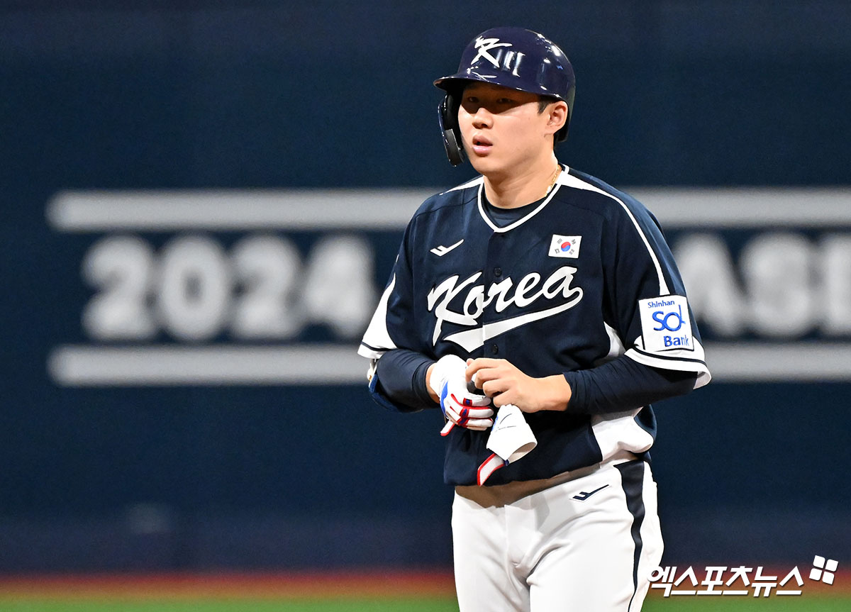 대표팀 외야수 최원준은 2일 고척스카이돔에서 열린 '2024 K-BASEBALL SERIES with TVING' 쿠바 대표팀과 평가전에서 6회초 대수비로 교체 출전했다. 8회초 2타점 2루타를 쳐 팀 승리에 힘을 보탰다. 고척, 김한준 기자