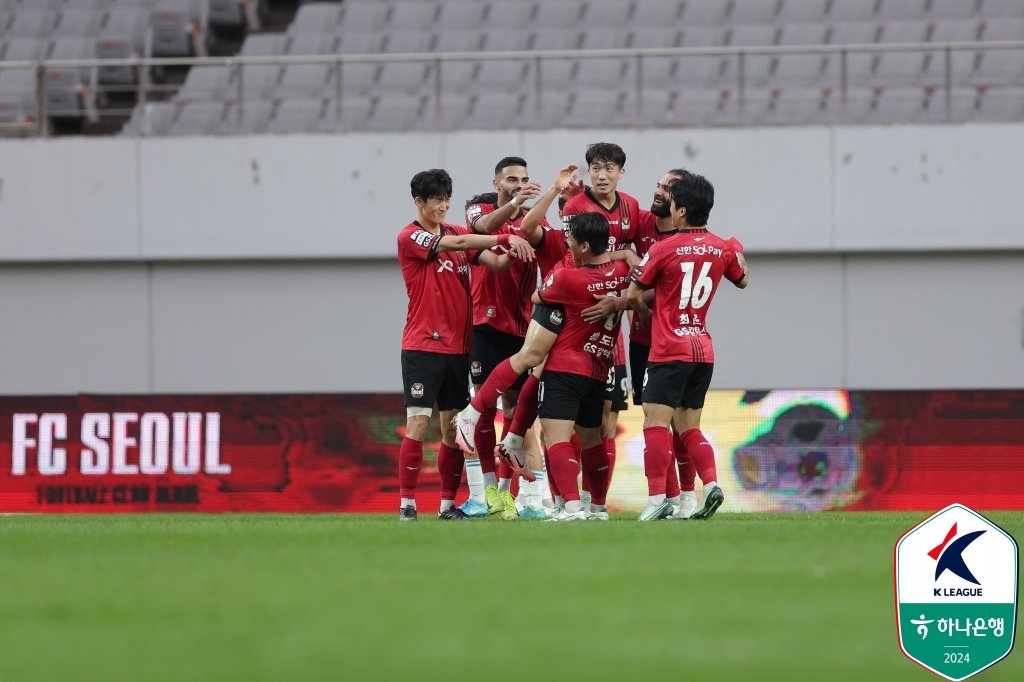 FC서울과 포항 스틸러스가 아시아축구연맹(AFC) 챔피언스리그(ACL) 진출권이 걸린 맞대결에서 승부를 가리지 못했다. 서울은 2일 서울월드컵경기장에서 열린 포항과의 '하나은행 K리그1 2024' 36라운드 홈 경기서 1-1로 비겼다. 전반 32분 강상우의 선제골로 앞서갔으나 곧바로 완델손에게 실점을 내줬다. 이후 골대에 막히는 등 불운이 따랐다. 한국프로축구연맹