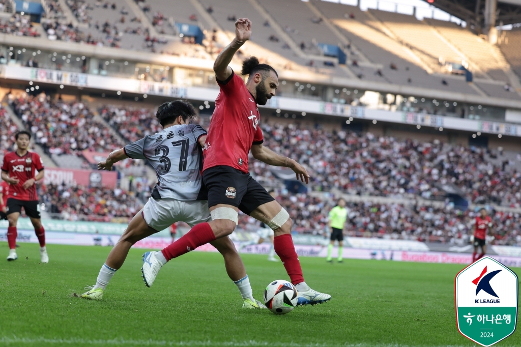 FC서울과 포항 스틸러스가 아시아축구연맹(AFC) 챔피언스리그(ACL) 진출권이 걸린 맞대결에서 승부를 가리지 못했다. 서울은 2일 서울월드컵경기장에서 열린 포항과의 '하나은행 K리그1 2024' 36라운드 홈 경기서 1-1로 비겼다. 전반 32분 강상우의 선제골로 앞서갔으나 곧바로 완델손에게 실점을 내줬다. 이후 골대에 막히는 등 불운이 따랐다. 한국프로축구연맹