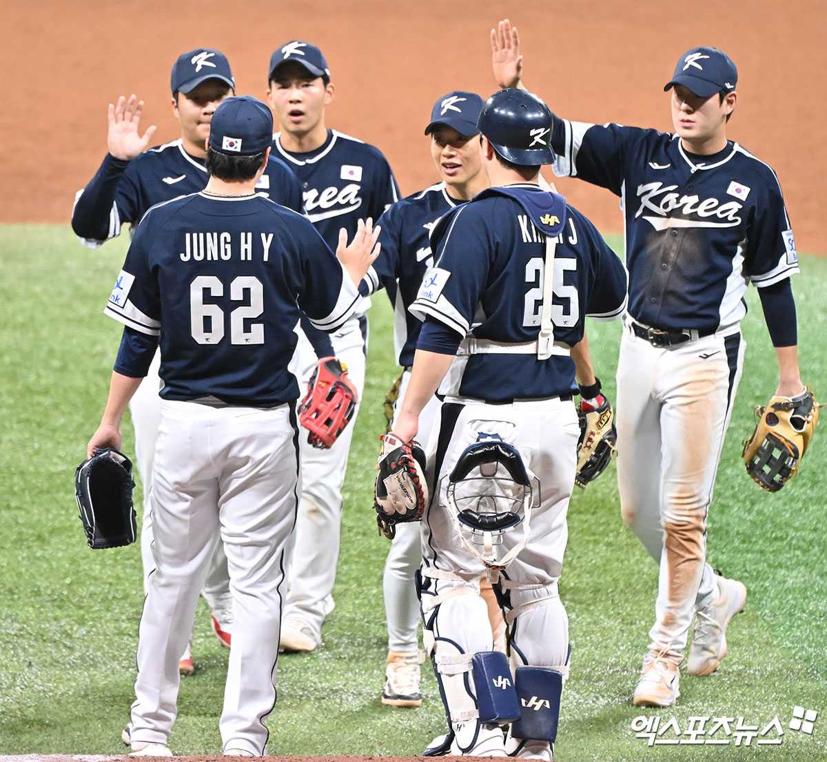 2일 오후 서울 고척스카이돔에서 열린 2024 WBSC(세계야구소프트볼연맹) 프리미어12 대한민국 야구 대표팀과 쿠바 야구 대표팀의 평가전 경기, 대한민국이 쿠바에 13-3으로 승리했다.  이날 경기에서 승리한 대한민국 선수들이 기뻐하고 있다. 고척, 김한준 기자