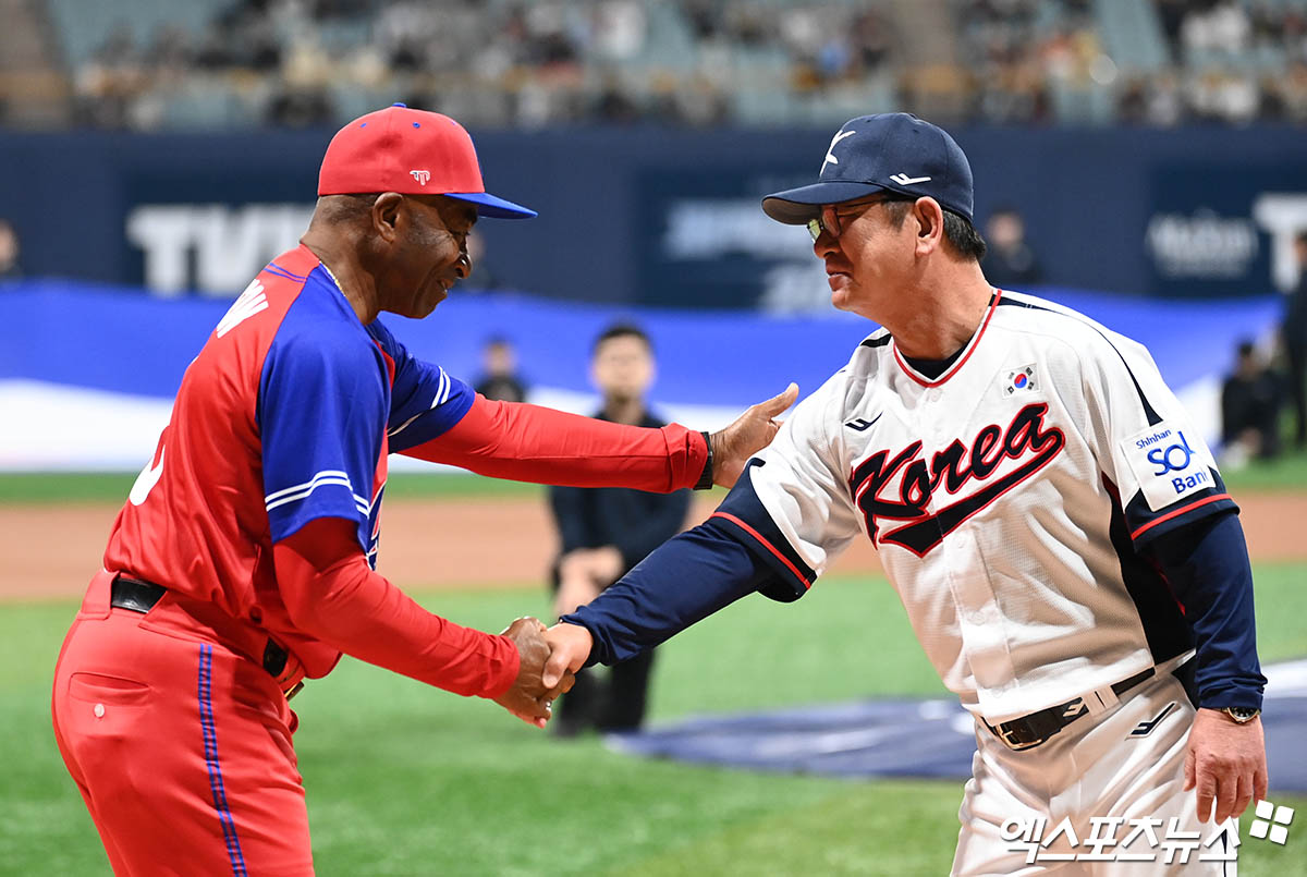  1일 오후 서울 고척스카이돔에서 열린 2024 WBSC(세계야구소프트볼연맹) 프리미어12 대한민국 야구 대표팀과 쿠바 야구 대표팀의 평가전 경기에 앞서 쿠바 아르만도 욘슨 감독과 대한민국 류중일 감독이 악수를 나누고 있다. 엑스포츠뉴스DB