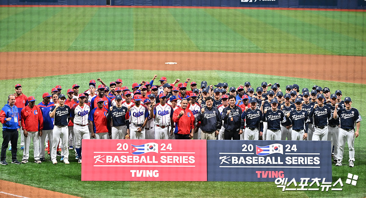 2일 오후 서울 고척스카이돔에서 열린 2024 WBSC(세계야구소프트볼연맹) 프리미어12 대한민국 야구 대표팀과 쿠바 야구 대표팀의 평가전 경기, 대한민국이 쿠바에 13:3으로 승리했다.  경기종료 후 쿠바 대표팀과 대한민국 대표팀이 기념촬영을 갖고 있다. 고척, 김한준 기자