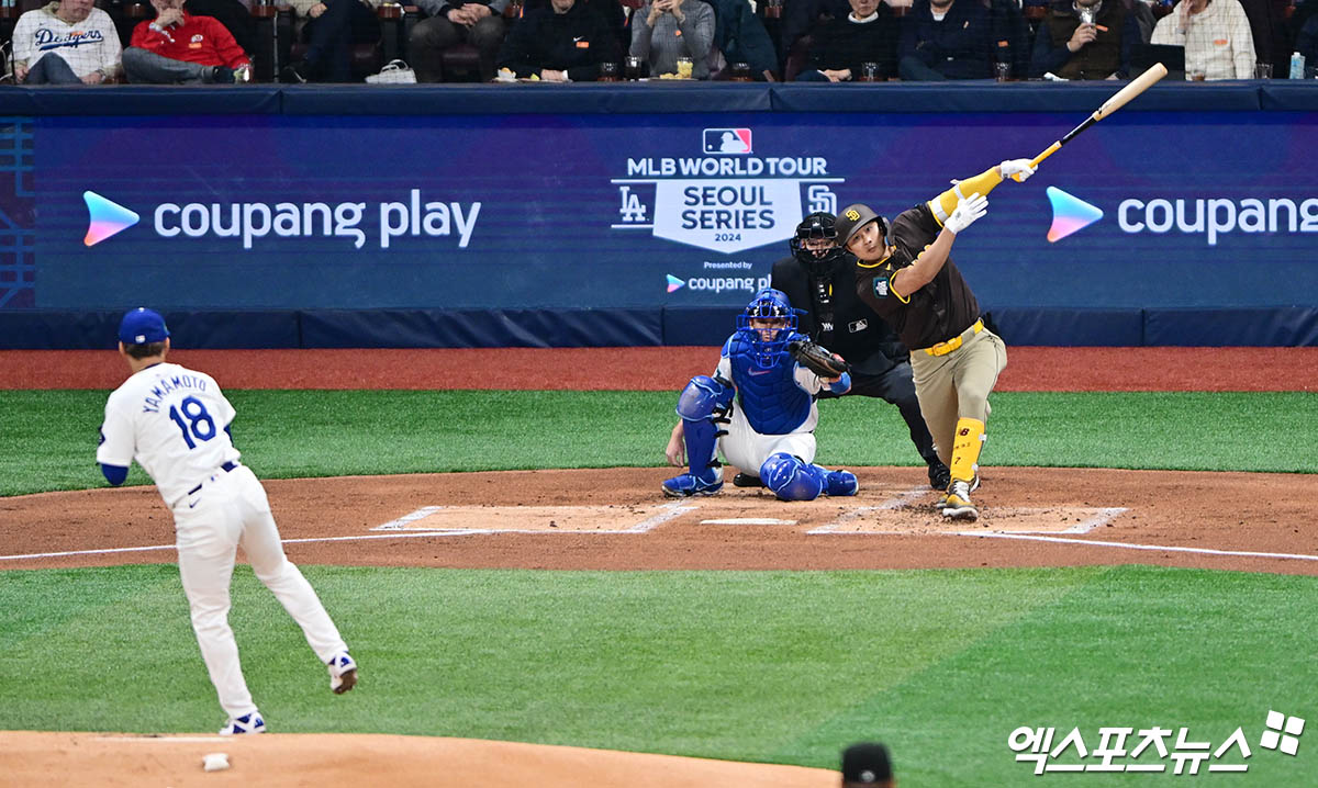 21일 오후 서울 구로구 고척스카이돔에서 열린 '메이저리그(MLB) 월드투어 서울시리즈 2024' LA 다저스와 샌디에이고 파드리스의 경기, 1회초 무사 1,3루 샌디에이고 김하성이 1타점 희생플라이를 때려내고 있다. 엑스포츠뉴스 DB