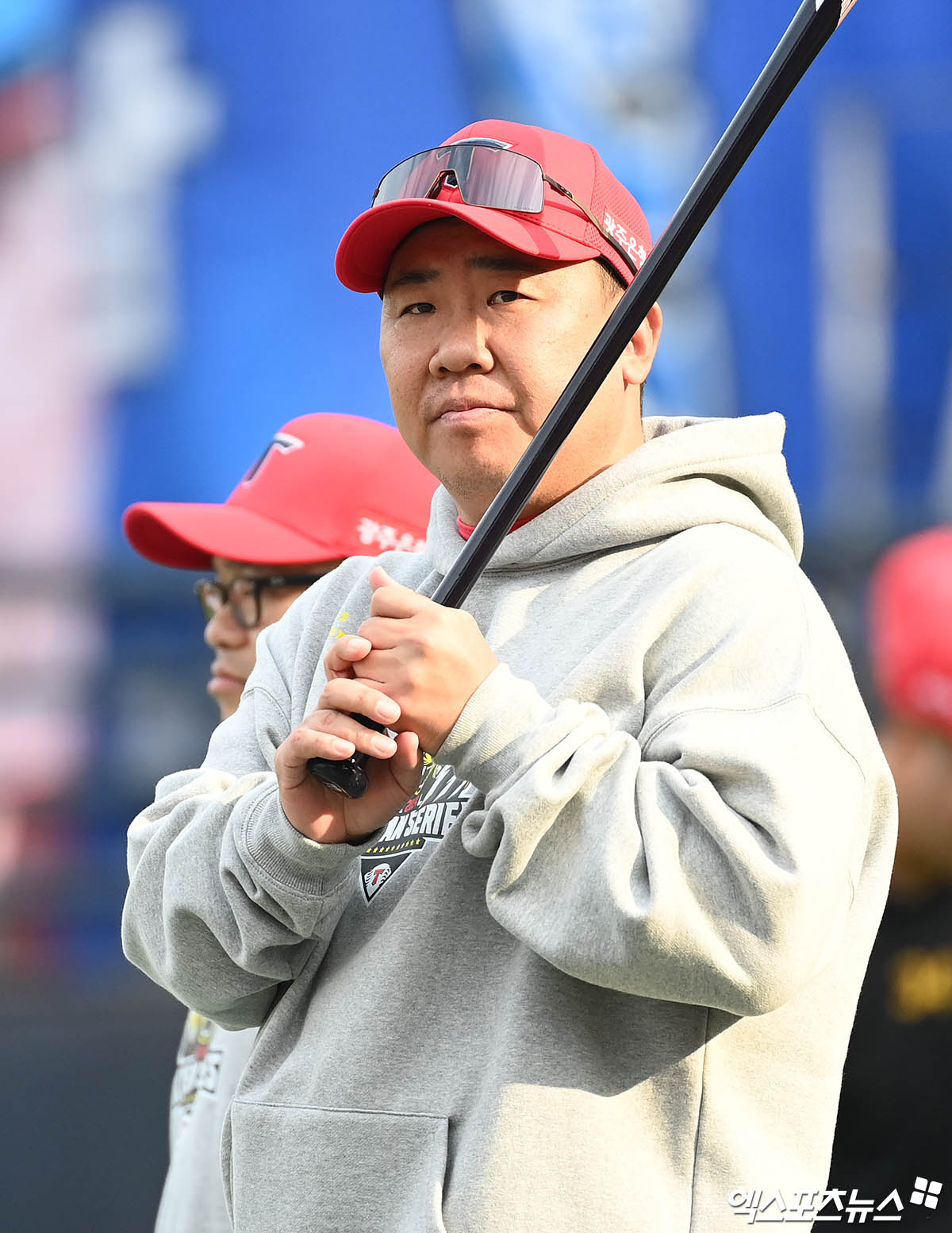 28일 오후 광주기아챔피언스필드에서 열리는 '2024 신한 SOL Bank KBO 한국시리즈' 삼성 라이온즈와 KIA 타이거즈의 5차전 경기에 앞서 KIA 이범호 감독이 선수들의 훈련을 지켜보고 있다. 엑스포츠뉴스 DB