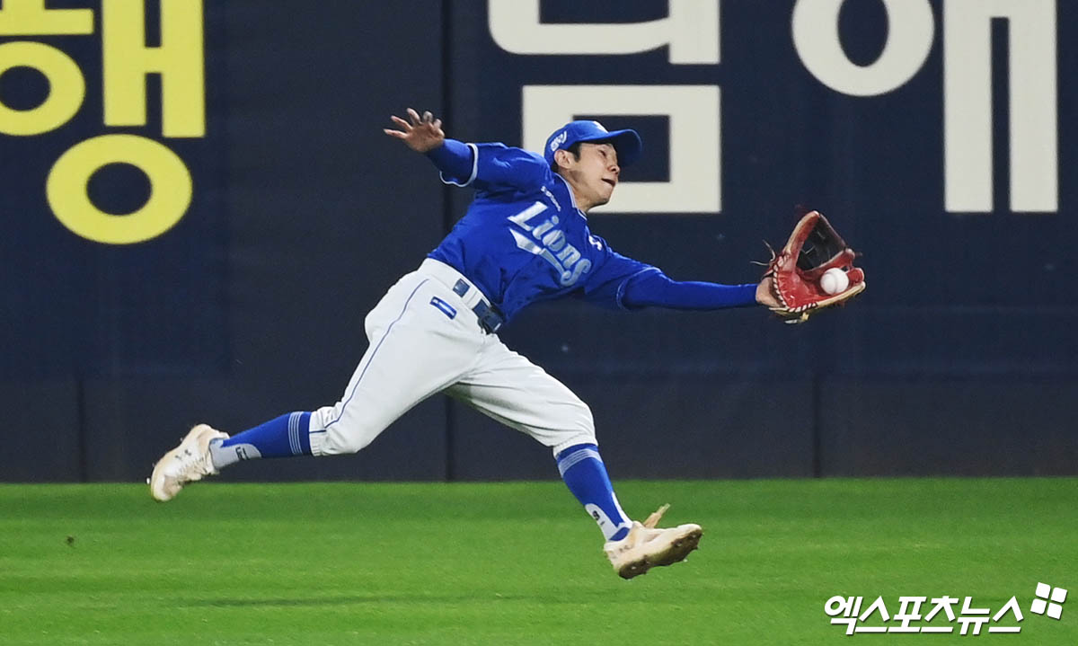 삼성 라이온즈 외야수 김지찬이 지난달 28일 열린 KIA 타이거즈와의 한국시리즈 경기에서 수비하고 있다. 김지찬은 류중일 감독이 이끄는 2024 WBSC 프리미어12 대표팀에 합류했으나 발목 부상으로 중도 하차하게 됐다. 엑스포츠뉴스 DB