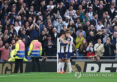 토트넘 홋스퍼는 3일(한국시간) 영국 런던 토트넘 홋스퍼 경기장에서 열린 애스턴 빌라와의 2024-2025시즌 잉글리시 프리미어리그 10라운드 홈경기에서 4-1 역전승을 거뒀다. 이날 부상 복귀전을 가진 손흥민은 후반 4분 날카로운 크로스로 브레넌 존슨의 동점골을 도와 시즌 3호 도움을 올리면서 각종 매체들로부터 호평을 받았다. 연합뉴스