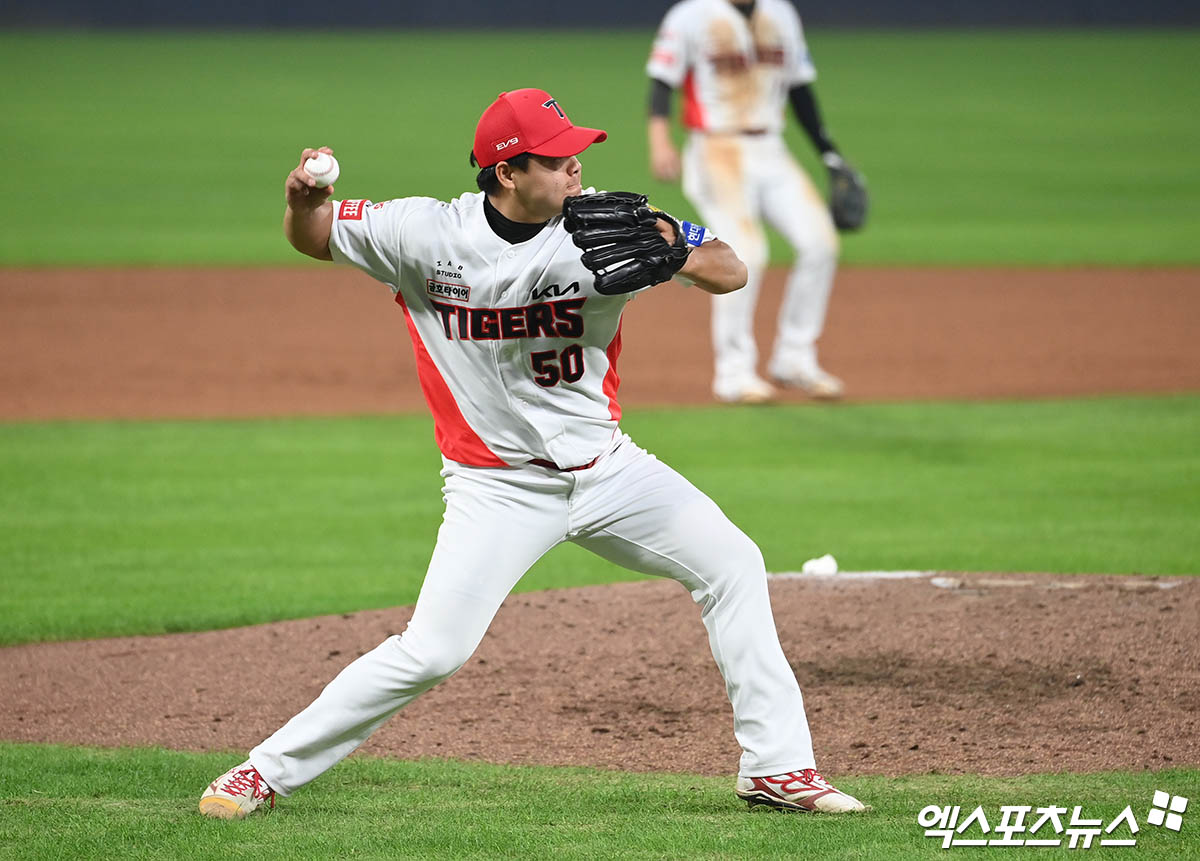 28일 오후 광주기아챔피언스필드에서 열린 '2024 신한 SOL Bank KBO 한국시리즈' 삼성 라이온즈와 KIA 타이거즈의 5차전 경기, 7회초 2사 KIA 장현식이 삼성 김성윤의 땅볼 타구를 잡아 1루로 송구하고 있다. 엑스포츠뉴스 DB