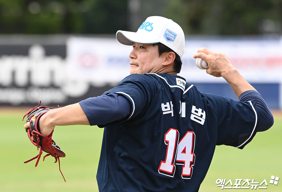 14일 호주 시드니 블랙타운 베이스볼 스타디움에서 2024 두산 베어스 스프링캠프가 진행됐다. 두산 박계범이 캐치볼을 하고 있다. 엑스포츠뉴스 DB