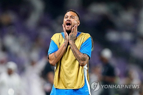 손흥민과 함께 한때 전 세계 축구계가 기대하던 네이마르의 커리어 막바지가 좋지 않게 끝날 가능성이 높아졌다. 지난해 10월 전방 십자인대와 반월판이 동시에 파열되는 큰 부상을 겪고 수술대에 올랐던 네이마르는 최근 경기장에 돌아오는데 성공했지만, 복귀 후 두 경기 만에 햄스트링 부상으로 또다시 쓰러졌다. 일각에서는 30대 중반을 앞두고 있는 네이마르가 축구화를 아예 벗을 가능성까지 제기되고 있는 상황이다. 사진 연합뉴스